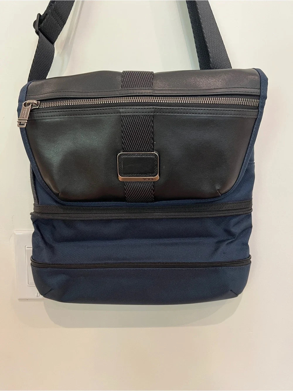 TUMI Men's Black & Navy Crossbody Messenger Bag